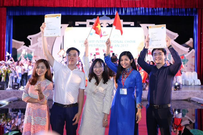 Nghệ sỹ Đặng Châu Anh (áo xanh) - Giám đốc nghệ thuật của Vinschool cùng thầy Tô Ngọc Tú và thầy Nguyễn Trọng Duy - hai nhạc trưởng dẫn dắt Vinschool One đi tới thành công tại Interkultur 2017.