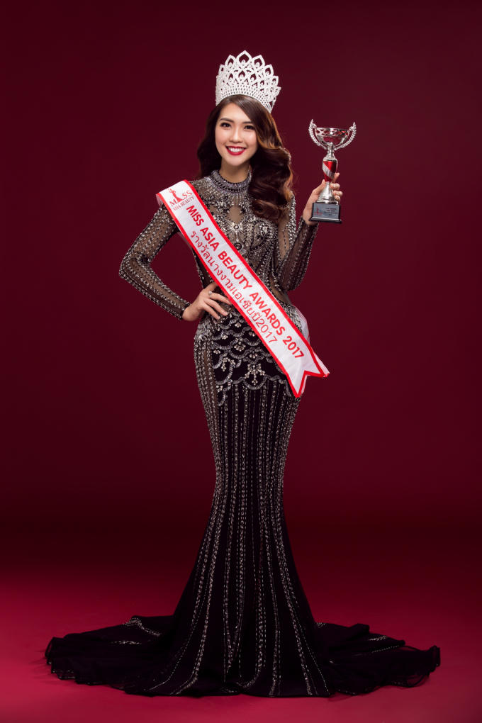 “Hoa hậu The Face” Tường Linh tung ảnh đội vương miện quyền lực