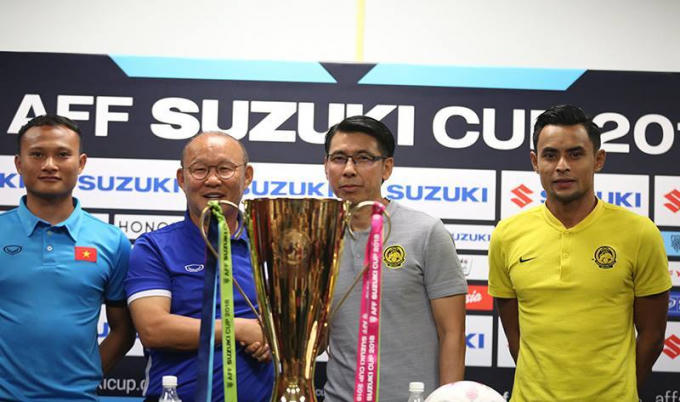 Hai HLV Park Hang Seo và Tan Cheng Hoe trong buổi họp báo trước trận chung kết lượt đi. Ảnh: SN