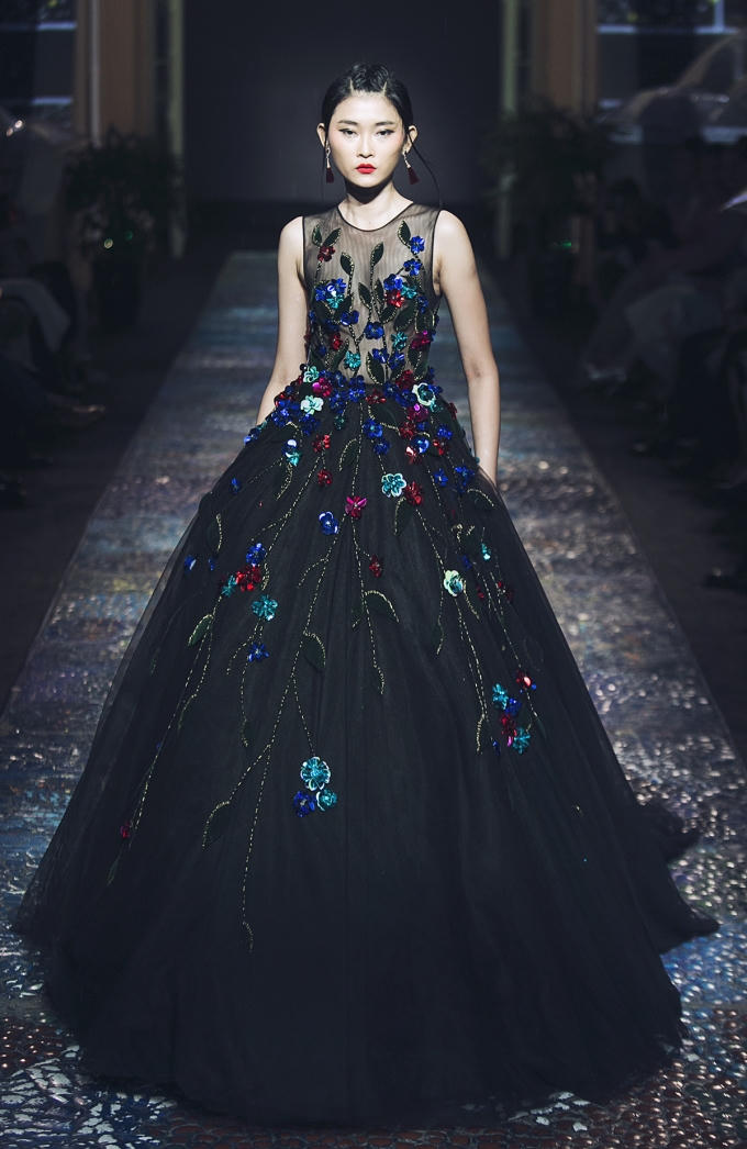 D&agrave;n mẫu h&agrave;ng đầu catwalk dưới mưa trong show diễn của NTK L&ecirc; Thanh H&ograve;a