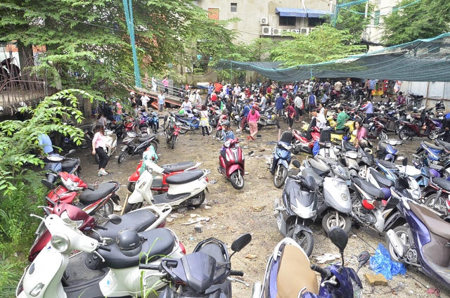Hàng trăm xe vẫn chưa có người đến nhận được tấp kết qua một bên.