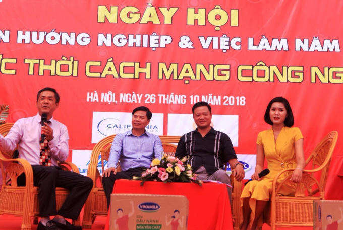 &nbsp;Kh&aacute;ch mời tham gia giao lưu với sinh vi&ecirc;n H&agrave; Nội.