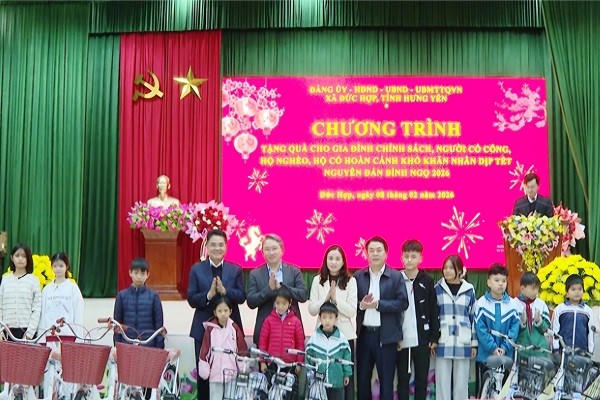 Bộ trưởng Bộ Tư pháp Nguyễn Hải Ninh trao tặng xe đạp cho các em học sinh có hoàn cảnh khó khăn ở xã Đức Hợp.