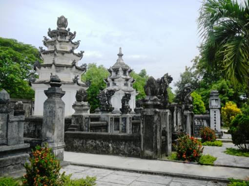 Tháp Trắng đứng sừng sững trong vườn tháp mộ ở chùa Thập Tháp.
