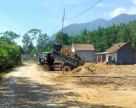Xe tải Chiến Thắng chở đất được khai thác tại khu vực Gò Dài đi đổ nền, san lấp mặt bằng.