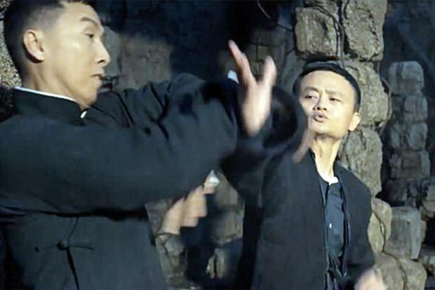 Jack Ma (phải) đấu Chân Tử Đan (trái). Chân Tử Đan vốn được người yêu điện ảnh Châu Á biết tới với vai diễn võ sư Diệp Vấn trong loạt phim cùng tên.