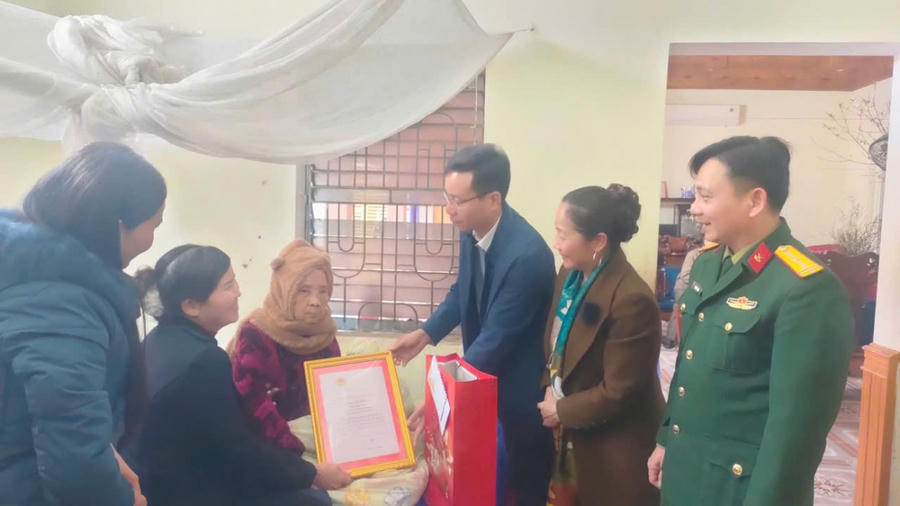 Lãnh đạo xã thăm, chúc tết và tặng quà nhân dịp Tết nguyên đán Bính Ngọ năm 2026.