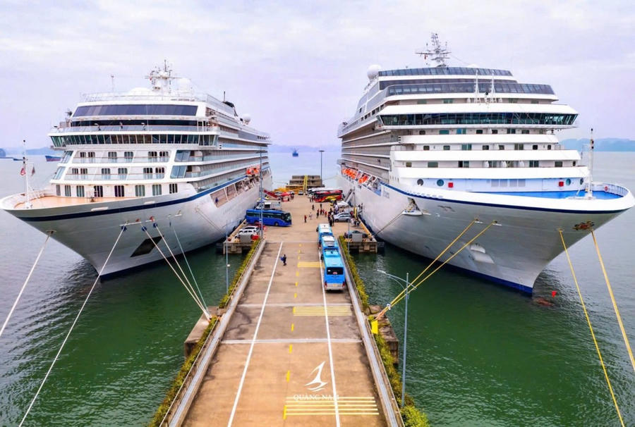 Khoảnh khắc hai tàu biển quốc tế cập bến Cảng tàu khách quốc tế Hạ Long.