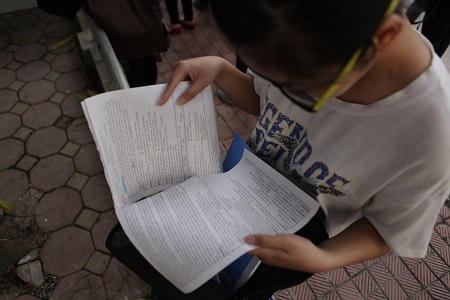 Thậm chí, nhiều thí sinh tranh thủ học Ngoại ngữ trước khi bước vào phòng thi.