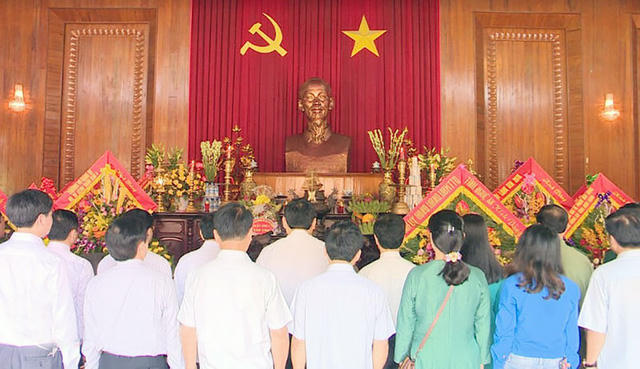 Trước anh linh của Người, lãnh đạo tỉnh Nghệ An nguyện hứa mãi mãi học tập và làm theo tấm gương, tư tưởng, đạo đức, phong cách cao đẹp của Chủ tịch Hồ Chí Minh.
