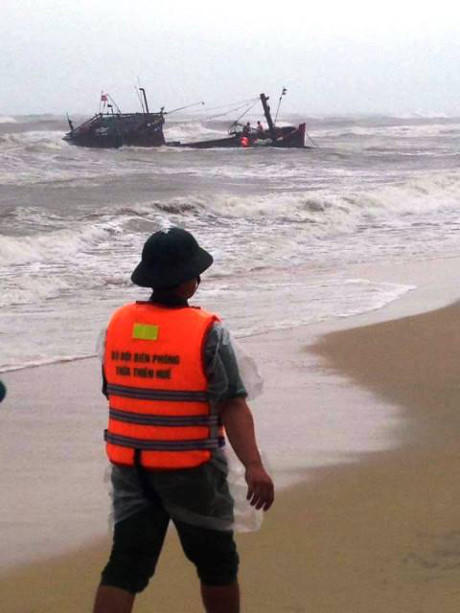 Nhận được tin báo, lực lượng chức năng tỉnh Thừa Thiên – Huế cùng với người dân đã nhanh chóng có mặt tại hiện trường tiến hành cứu hộ chiếc tàu gặp nạn.
