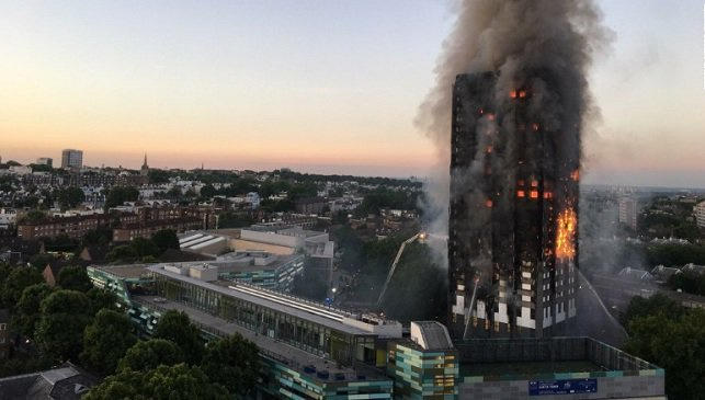 Tòa tháp Grenfell phía tây London bị bốc cháy.