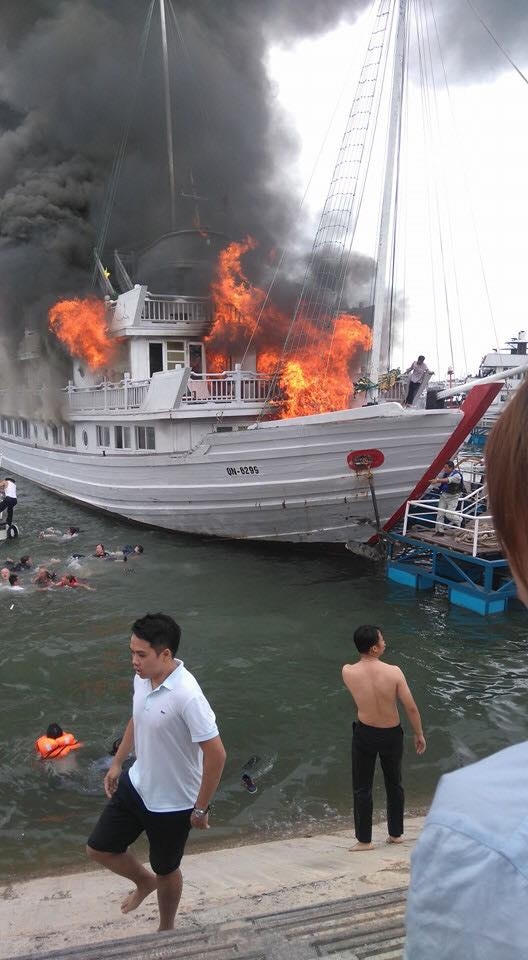 Quảng Ninh: Du thuyền hạng sang bốc ch&aacute;y ng&ugrave;n ngụt