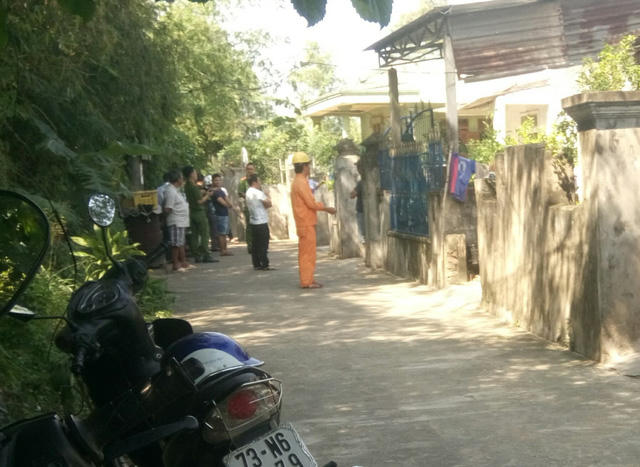 Nhiều người dân tập trung đến khu vực gần nhà nữ sinh xem diễn biến sự việc. (Ảnh: TP)