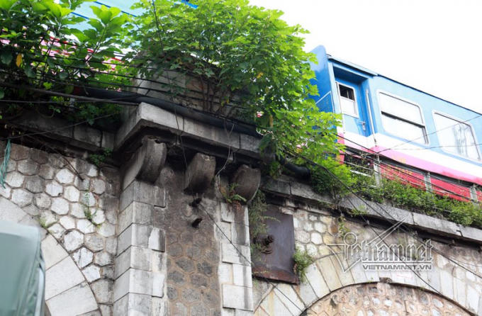 Sau hơn 100 năm đưa v&agrave;o sử dụng, nhiều kết cấu của v&ograve;m cầu v&agrave; đường dẫn l&ecirc;n ga Long Bi&ecirc;n đ&atilde; hư hỏng, xuống cấp.