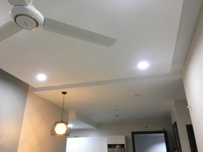 Theo phản ánh, trần nhà không có thiết bị cách âm