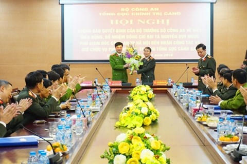 Trung tướng Trần Bá Thiều, Tổng Cục trưởng Tổng cục Chính trị CAND tặng hoa chúc mừng Đại tá Nguyễn Duy Ngọc
