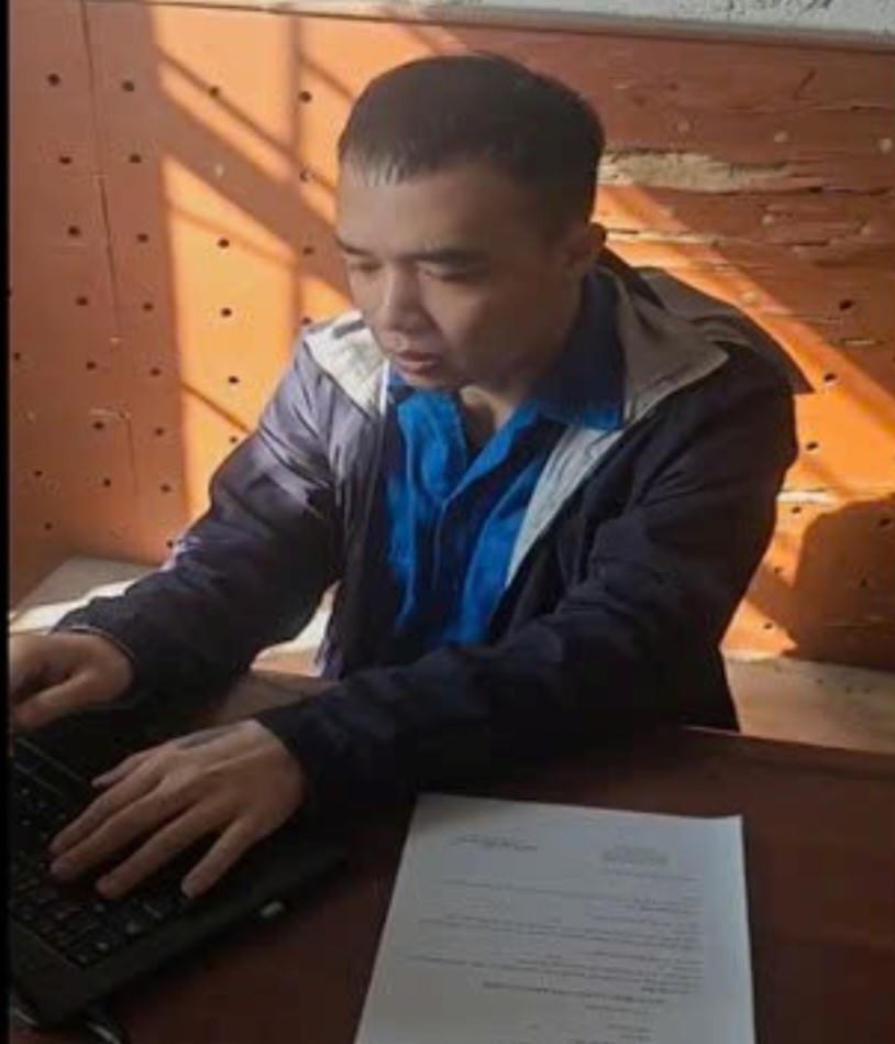 Bị can Nguyễn văn Trường thực nghiệm lại hành vi phạm tội.