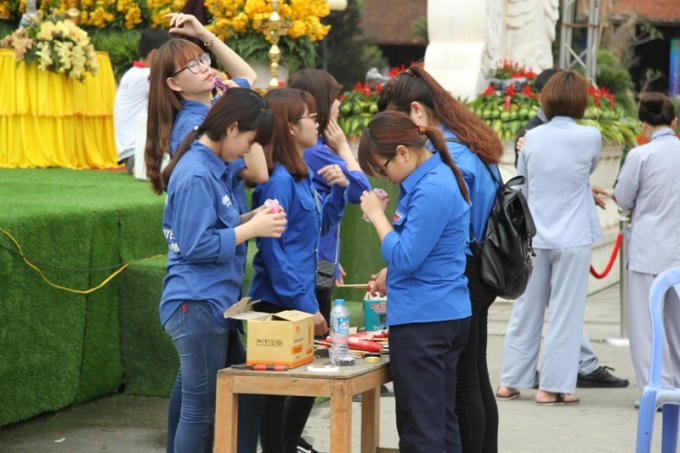 Cũng trong ngày hôm nay nhiều bạn sinh viên tình nguyện đã tới cùng nhà chùa chuẩn bị cho lễ chiêm bái sẽ được tổ chức lúc 19h tối nay.
