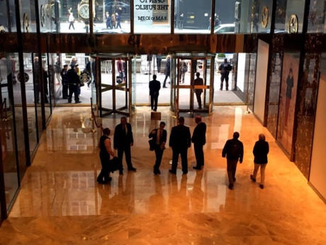 Những ngày qua, cảnh sát New York phải túc trực bảo vệ tòa nhà Trump Tower bởi ông Trump càng tiến sâu vào vòng trong cuộc bầu cử Tổng thống Mỹ, người dân kéo đến đây càng đông hơn. Hiện ông Trump đã trở thành tân Tổng thống Mỹ