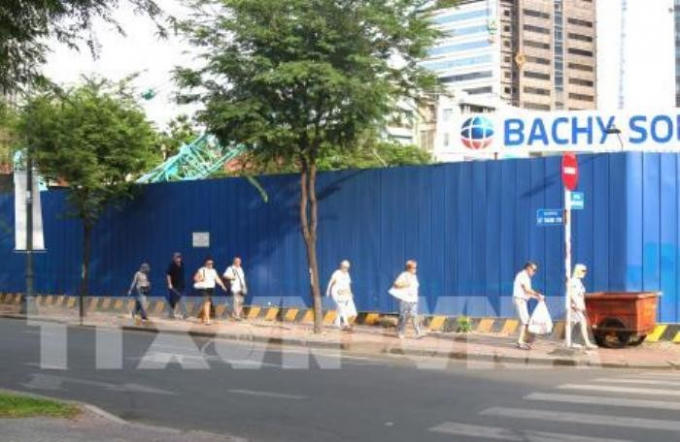 Dự án tháp SJC sở hữu vị trí đắc địa vẫn đang còn bỏ hoang, gây lãng phí ngân sách Nhà nước. Ảnh: Trần Xuân Tình.