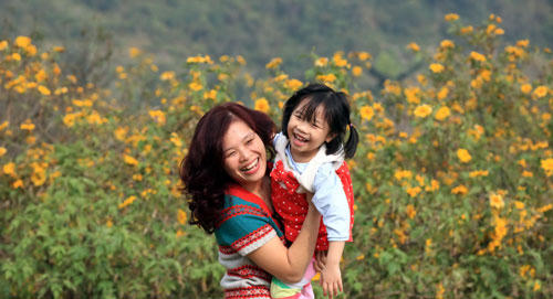 Mẹ và con lưu giữ khoảnh khắc đẹp bên vườn hoa dã quỳ.