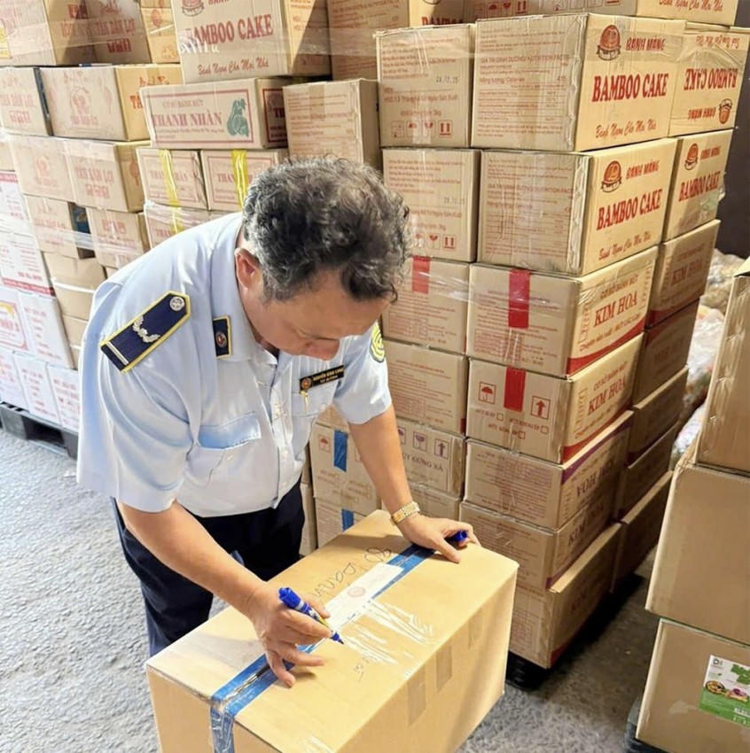Hơn 1,4 tấn bánh kẹo, mứt Tết không rõ nguồn gốc bị bắt giữ tại Đồng Nai.