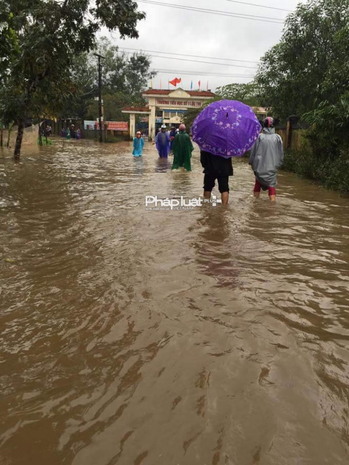 Để đảm bảo an toàn nhiều trường học chiều 13/12 ở huyện Phú Lộc đã cho học sinh nghỉ học.