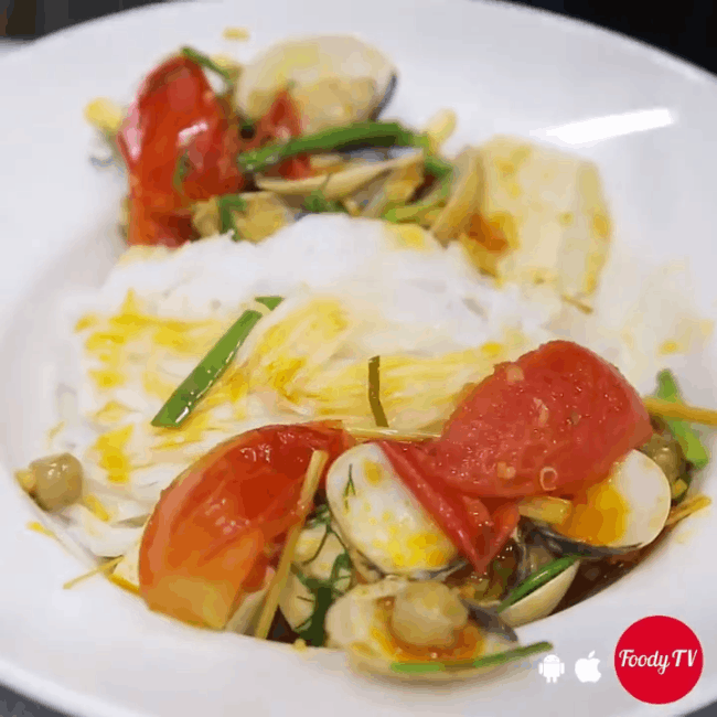 2 m&oacute;n phở đang khiến cộng đồng ẩm thực S&agrave;i G&ograve;n s&ocirc;i sục: T&ocirc; ngập thịt b&ograve; gi&aacute; 2,3 triệu, t&ocirc; sang chảnh với nguy&ecirc;n ch&uacute; t&ocirc;m h&ugrave;m