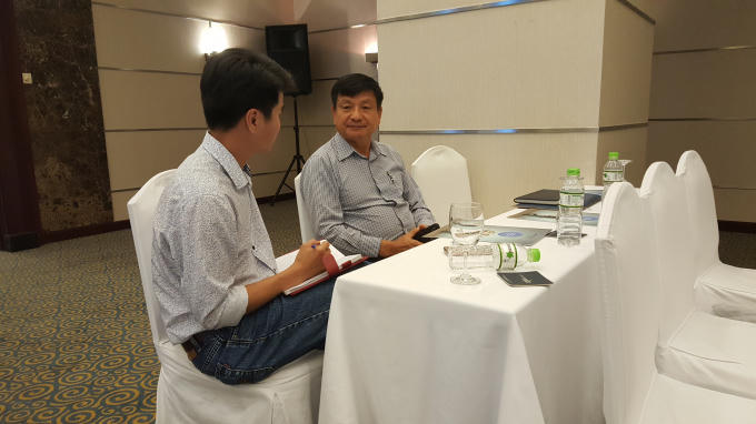 Ông Nguyễn Xuân Thùy, Chủ tịch Hiệp hội Bất động sản Nha Trang - Khánh Hòa trao đổi với phóng viên