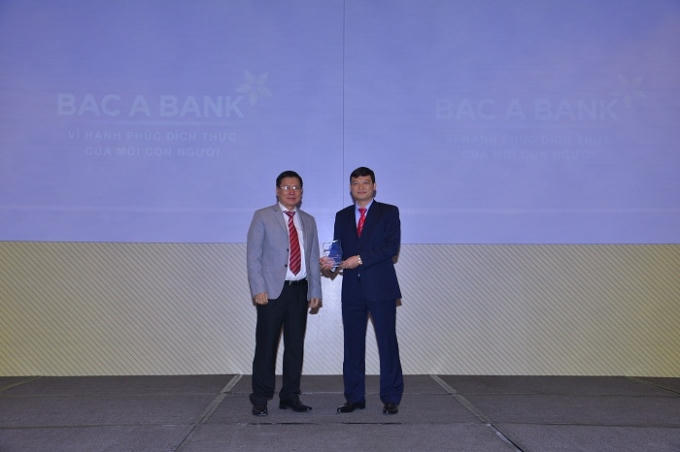 Ông Nguyễn Việt Hanh - PTGĐ Ngân hàng Thương mại cổ phần Bắc Á nhận giải thưởng Sản phẩm sáng tạo tiêu biểu.