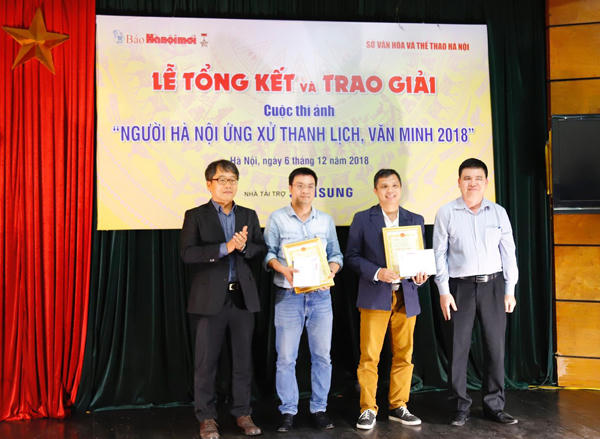Phó Trưởng ban Tuyên giáo Thành ủy Trần Xuân Hà và Giám đốc Truyền thông Samsung Việt Nam, ông Ryu Kil Sang trao giải Nhất cuộc thi cho tác giả Nguyễn Viết Thành (ảnh bộ) và Lê Ngọc Bích (ảnh đơn).