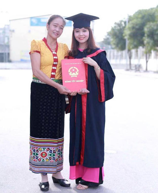 Pay Thị Hà chụp ảnh kỷ yếu cùng mẹ.