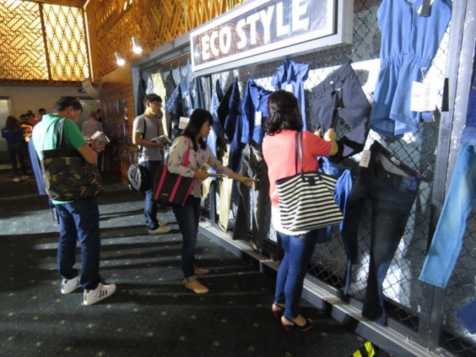 Khách tham quan sản phẩm tại các gian hàng