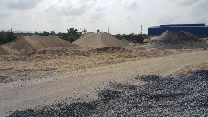 Bãi tập kết vật liệu xây dựng của Công ty Thành Long Báu Tuyết chất cao như núi