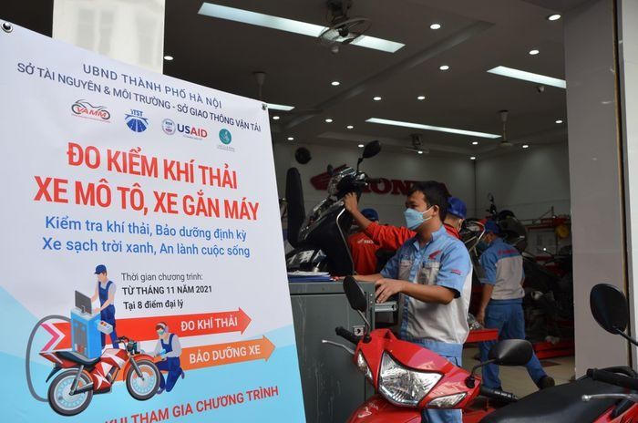 Chương trình “Xe sạch – Trời xanh” triển khai thí điểm đo kiểm khí thải xe mô tô, xe gắn máy cũ.