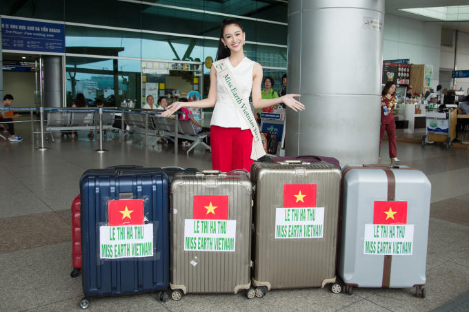 Hà Thu mang theo lượng hành lý “khủng” với số lượng trang phục được chuẩn bị kỹ lưỡng và chu đáo.