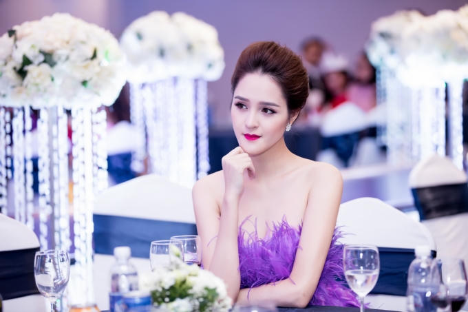 Không ít người tỏ ra tiếc nuối khi Hoàng Anh sở hữu nhan sắc và thân hình đẹp nhưng lại hạn chế hoạt động và có phần chìm hơn so với các người đẹp đăng quang cùng năm 2012 như Hoa hậu Thu Thảo, Á hậu Tú Anh. Phản hồi trước những ý kiến này, Hoàng Anh cho biết, Thu Thảo và Tú Anh đều là hai đàn chị cô ngưỡng mộ. Tuy nhiên, cô chọn con đường đi khác với hai đàn chị. Cô muốn có cuộc sống bình yên, không thị phi, trong khi showbiz lại quá ồn ào, phức tạp.