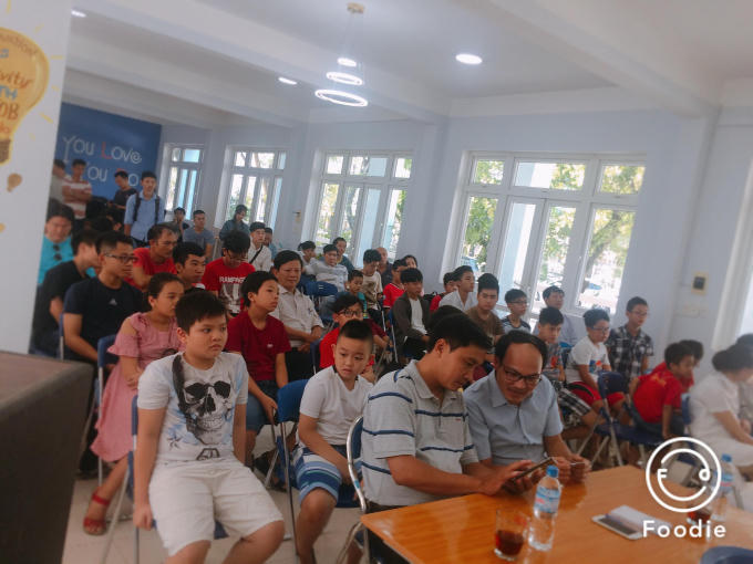 Nhiều học sinh, sinh viên hào hứng tham gia cuộc thi.