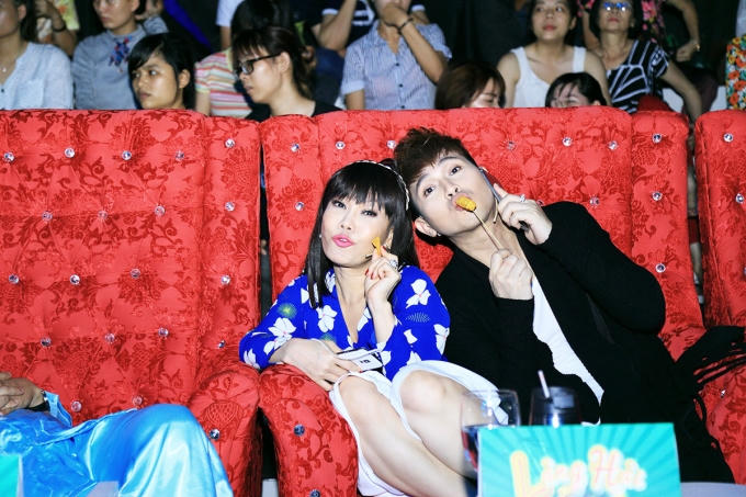 Vừa gặp nhau tại trường quay Làng hài mở hội, Việt Hương và Nguyên Vũ đã tíu tít trò chuyện và cặp đôi giám khảo thân thiết cũng rất hợp nhau trong khoản ăn uống.