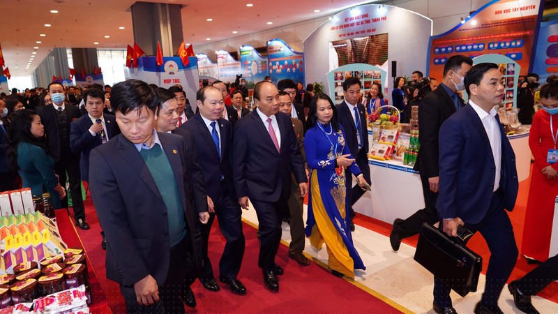 Thủ tướng tham quan Triển lãm thành tựu phát triển kinh tế tập thể, hợp tác xã. 