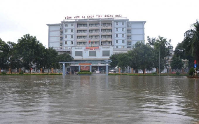 Biển nước ngay trước lối vào Bệnh viện Đa khoa tỉnh Quảng Ngãi.