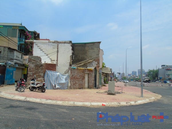 Con đường xây dựng kéo dài nhiều năm nay, gây nên không ít phiền hà cùng bức xúc của người dân trước tình trạng đường thi công nham nhở, kéo dài ảnh hưởng lớn đến cuộc sống và sinh hoạt.