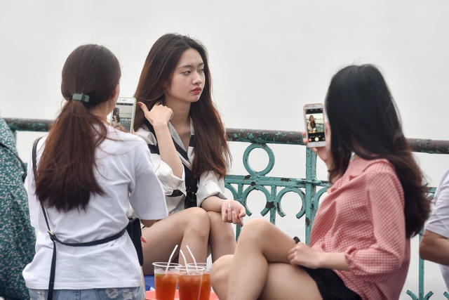 Và điều lạ là chẳng một ai nghĩ đến việc đeo khẩu trang, dù xung quanh có hàng chục người xa lạ.
