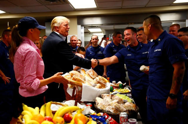 Tổng thống Trump bắt tay và cảm ơn từng thành viên của Lực lượng Tuần duyên tại căn cứ ở Florida. Ông chủ Nhà Trắng cũng khen họ giữ được “thể trạng tốt” và còn nói đùa rằng ông muốn vật tay với họ. (Ảnh: Reuters)