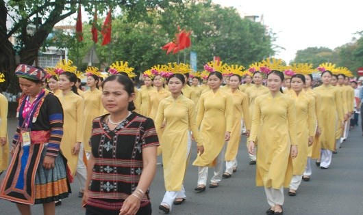 Bên cạnh các học sinh, sinh viên trong trang phục áo dài truyền thống, đám rước còn có sự tham gia của người mẫu, hoa hậu trong trang phục được làm từ chất liệu truyền thống của các nhà thiết kế tham gia festival nghề lần này.