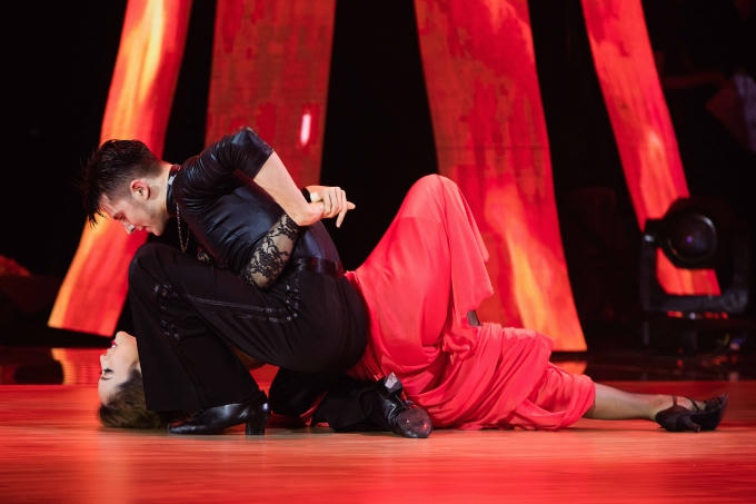 Giám khảo Chí Anh ngỡ ngàng vì sự mạnh mẽ và quyến rũ của Jennifer Phạm.