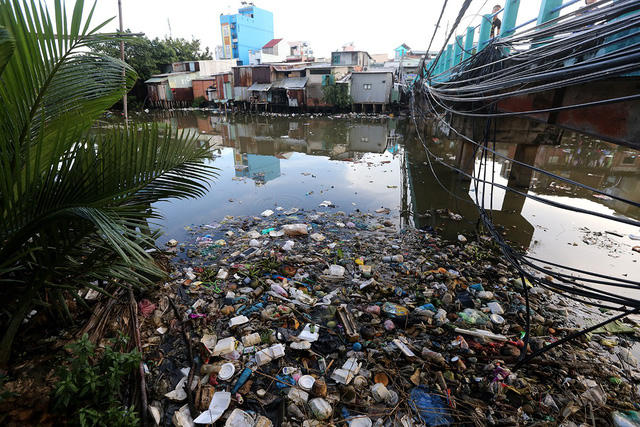 Rác thải trôi dạt chất đống vào bờ.