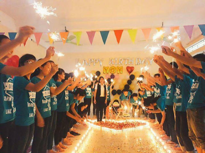 "Chúc cô luôn hạnh phúc như những gì hôm nay chúng em tập thể lớp đã mang lại cho cô hôm nay" lời chúc của tập thể lớp 12C2.