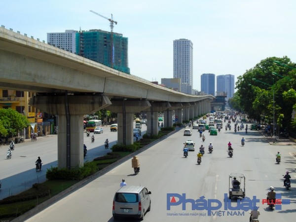 Đường sắt trên cao Cát Linh - Hà Đông là dự án được ký kết giữa Cục đường sắt Việt Nam với Cục 6 đường sắt Trung Quốc (EPC) ngày 22/5/2009. Ngày 10/10/2011 bắt đầu được thi công. Dự án gồm 13 km đường sắt đi trên cao, 1,7 km ra vào khu depot, 12 ga trên cao, nhà điều hành 9 tầng, tàu 4-6 toa, sức chở 2000 khách, vận tốc tối đa 80km/h.